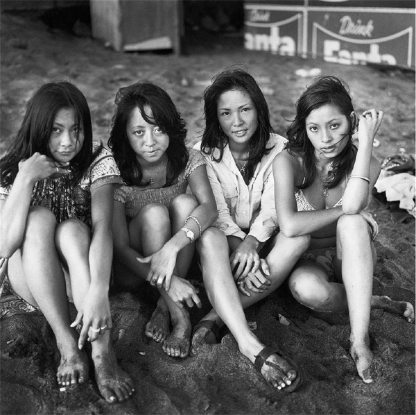 요코키 야스라오 사진전 「TEACH YOUR CHILDREN」 1967-1975 그 날의 그녀